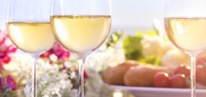 The Perfect Sunny Weather Sips – Light Wines to Match Summer Dining